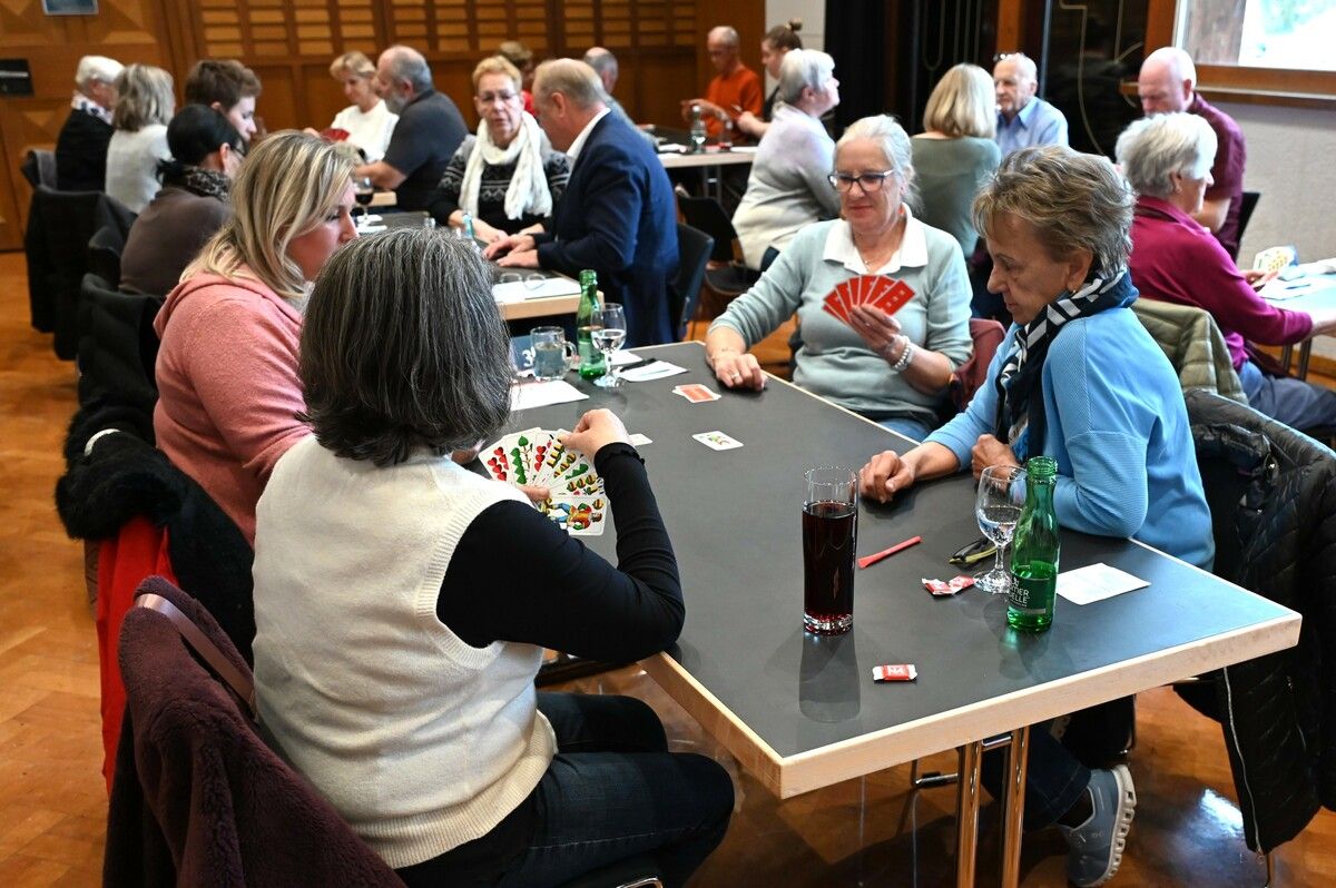 150 Teilnehmerinnen und Teilnehmer im Jassfieber. ⇒gemeinde Lauterach (2)