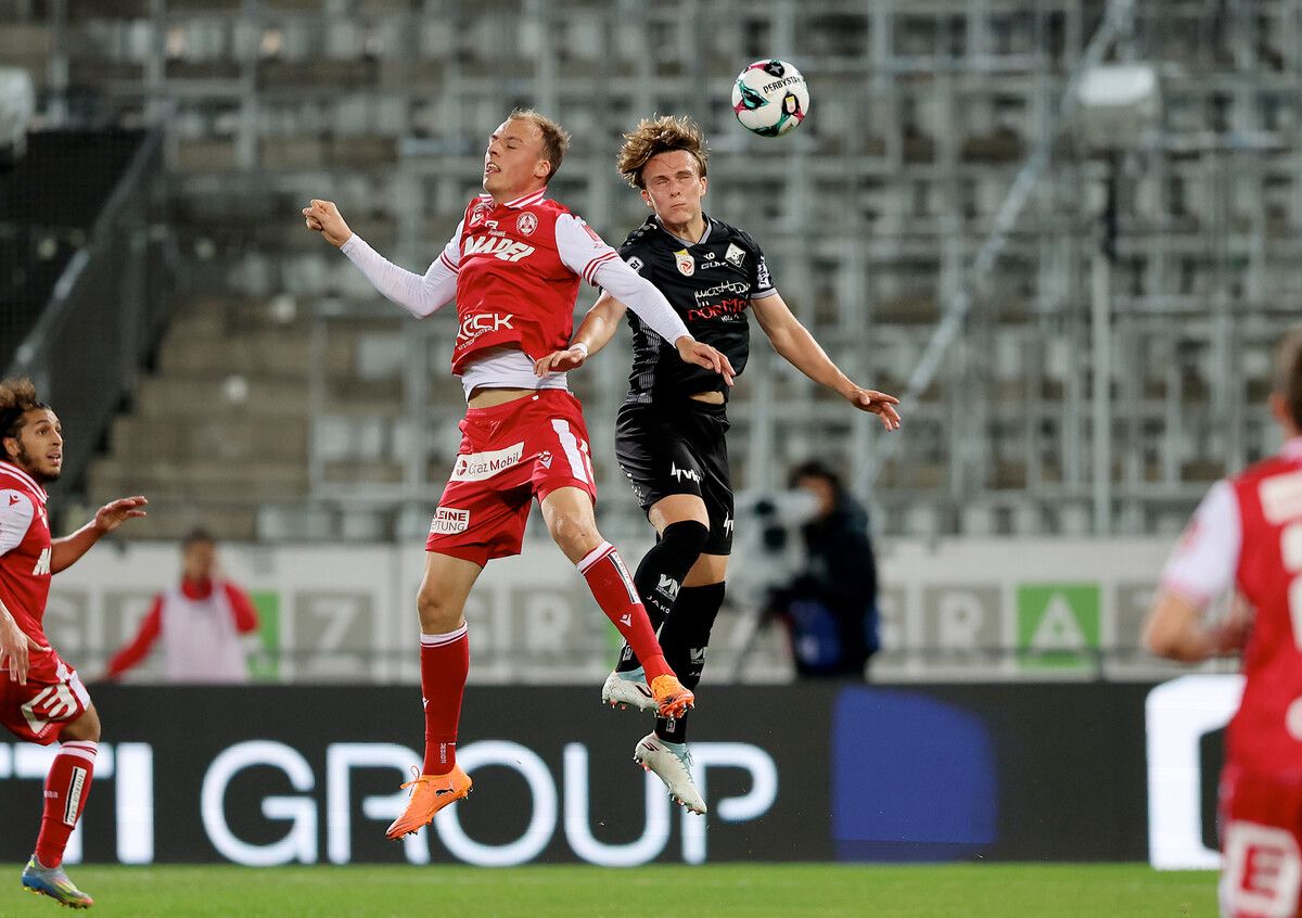 Altachs Paul Koller im Luftduell mit Alex Hofleitner, der das 1:0 für den GAK erzielte. ⇒gepa