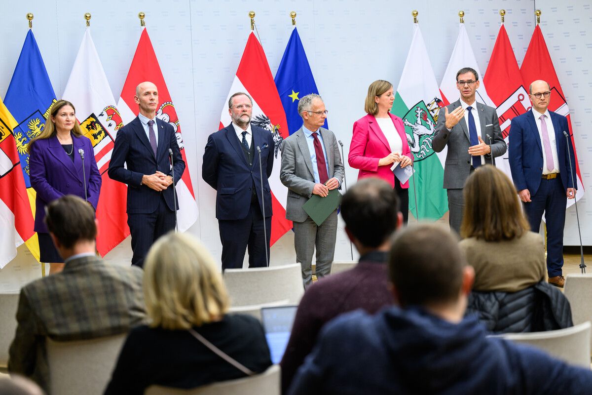 Am Abend präsentierten die Verhandler die Einigung zum neuen Stabilitätspakt. ⇒APA