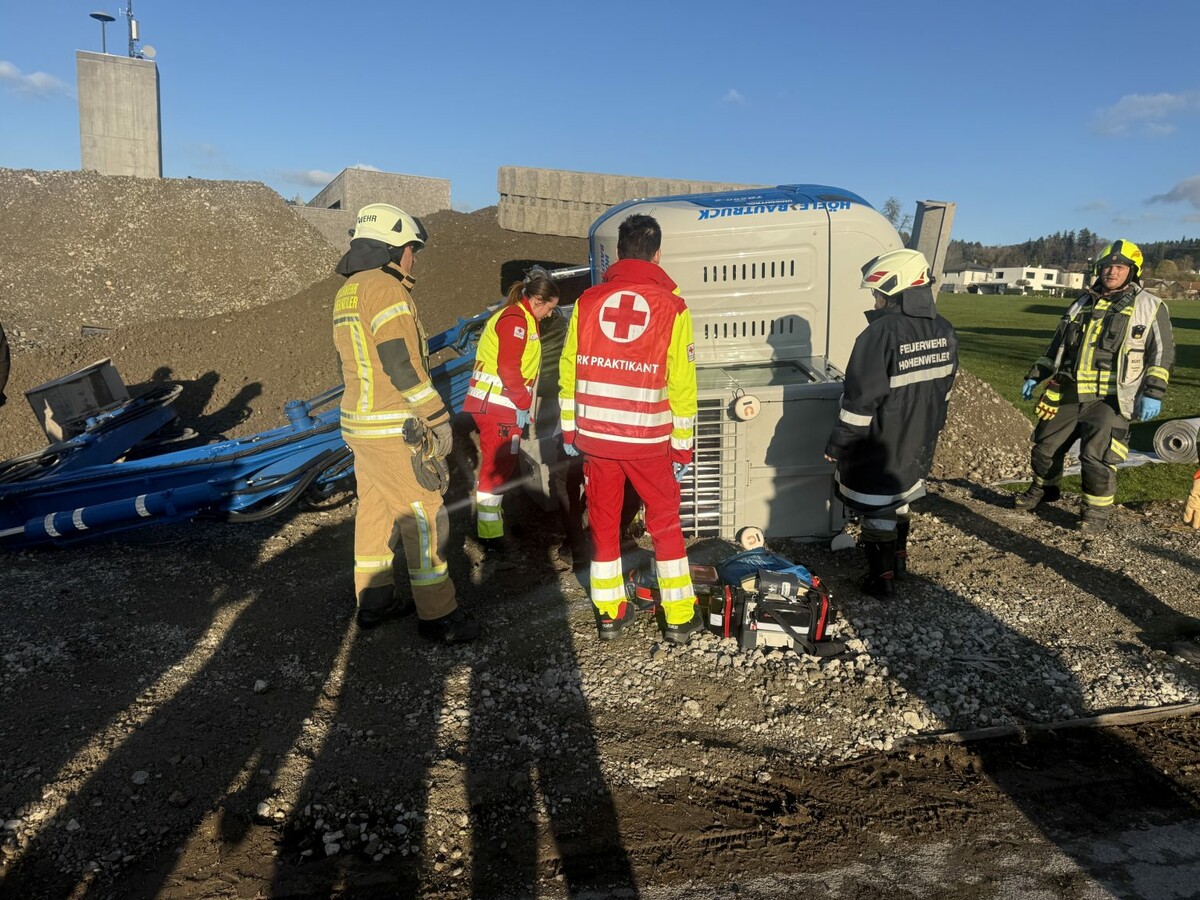 Am Dienstagnachmittag kippte Thomas Carli mit seinem Bagger auf einer Baustelle in Hohenweiler um. ⇒vOL.AT/Vlach
