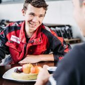 Zwei 26-Tonnen-Löffel begleitet