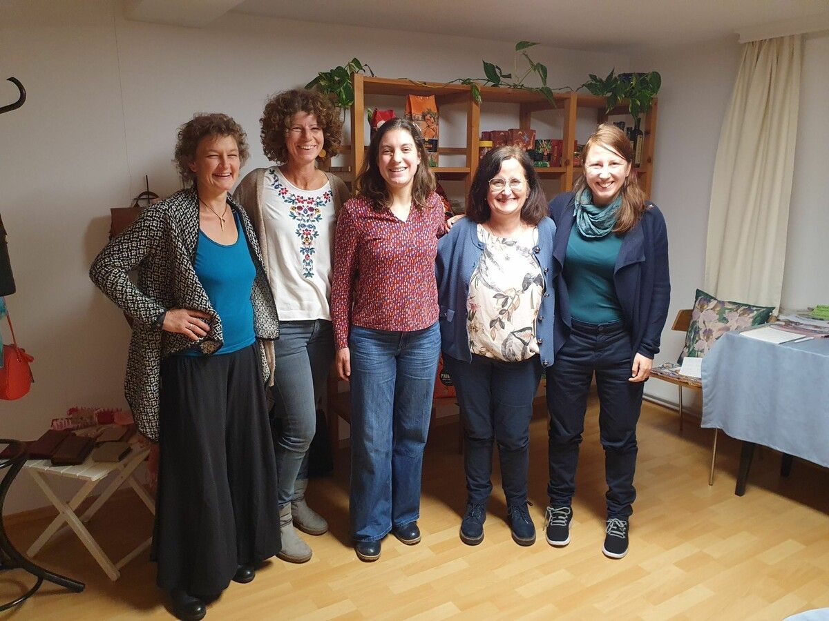 Andrea Längle, Elke Rath-Längle, Ulrike Künzle, Birgit Bauer und Karin Schmid bilden das Team des Weltladens in Göfis.⇒Bischof