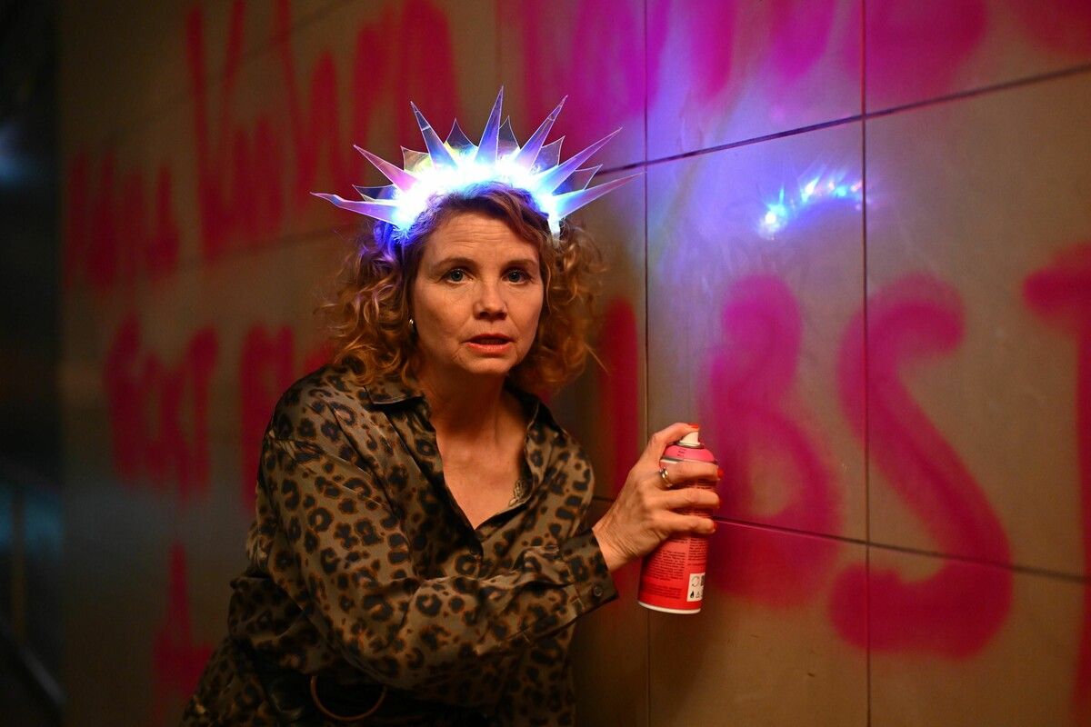 Annette Frier verkörpert in der achtteiligen Serie „Frier & 50 – Am Ende meiner Tage“ sich selber. ⇒ Joyn/Willi Weber