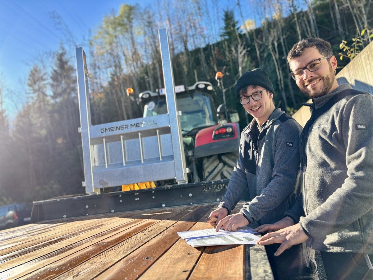 Anton Held (im Bild mit seinem Ausbilder und Chef, Julian Gmeiner): „Handwerkliches Geschick ist auf jeden Fall hilfreich.“⇒LiV/Curin