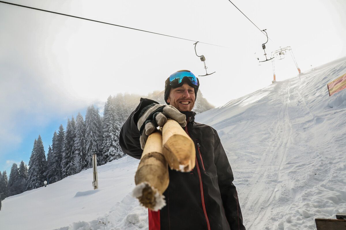 Auch Christoph Denz (28), der Sohn von Betriebsleiter Rudolf Denz, ist als Helfer im Einsatz.⇒ VN/Steurer (4)