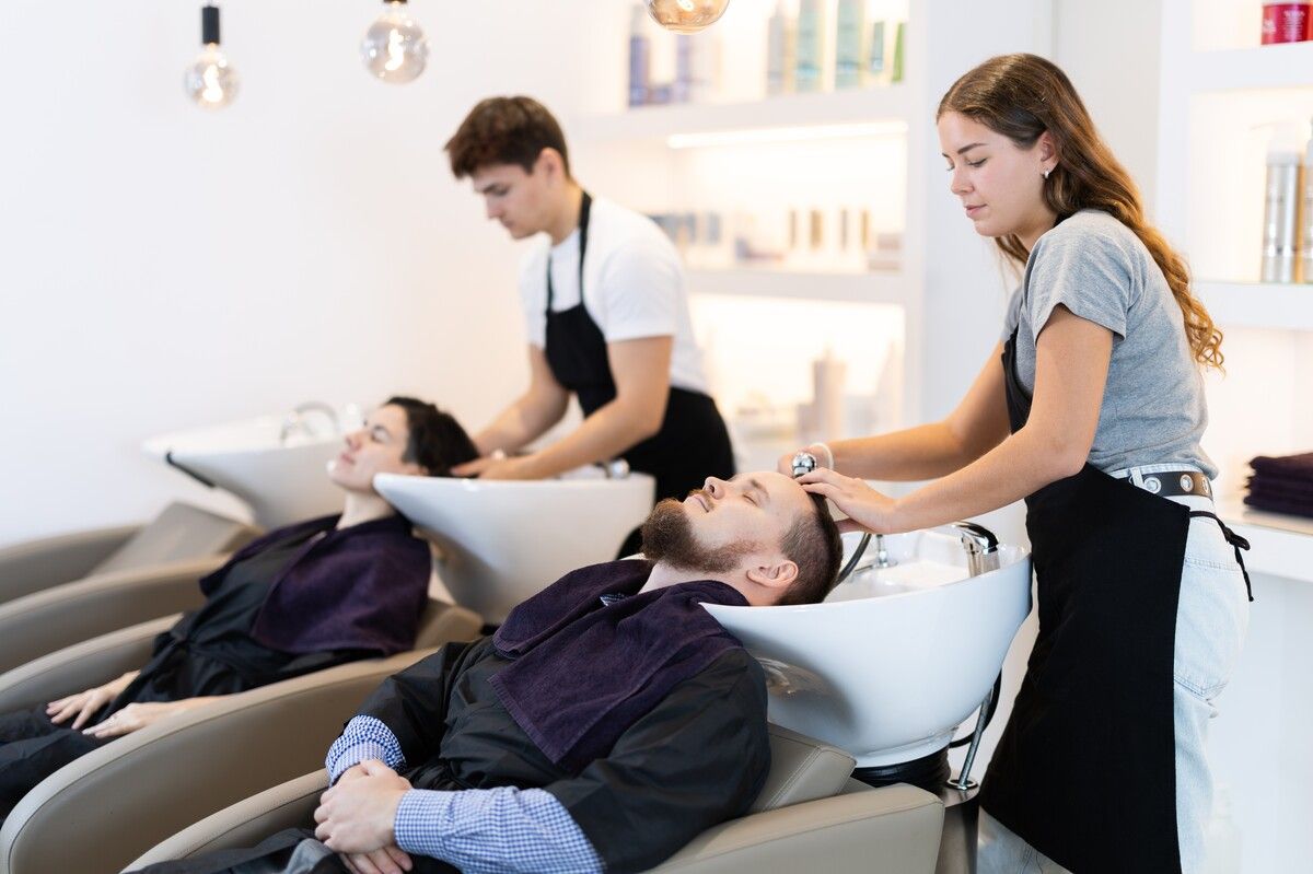 Auch die Friseurinnung präsentiert sich im Internet „stylisch“ und zeigt die Vielfalt des Berufes auf. ⇒Shutterstock