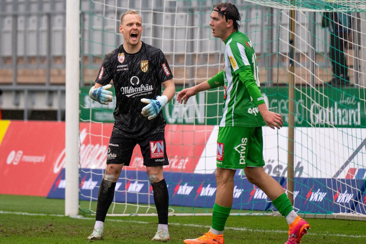Auf Austria-Goalie Domenik Schierl und Defensivkünstler Robin Voisine wartet in Amstetten ein harter Gang.⇒gepa