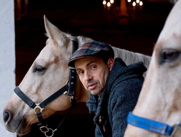 Aurel Bereuter inmitten seiner Pferde. Auf der Kulturfarm der Bereuters haben zwölf Rösser ein artgerechtes Zuhause gefunden.