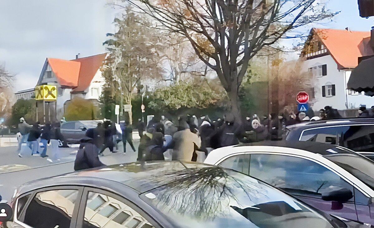 Aus Salzburg angereiste Fans sorgten vor dem Spiel am Samstagnachmittag im Lustenauer Ortszentrum für Aufregung, doch dann rückte die Polizei an. ⇒screenshot