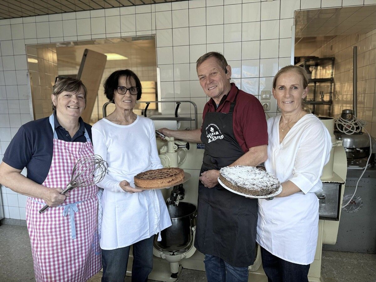 Backchef und Konditor Andreas Giedel mit Manuela und Gerti Tschann sowie Reingard Sturm-Fink vom Back-Café-Team bei der Eröffnungsfeier.⇒Sigrid Juen