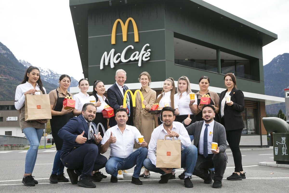 Barbara und Loek Versluis mit dem Team vom McDonald’s-Restaurant.⇒ MCD/Mathis