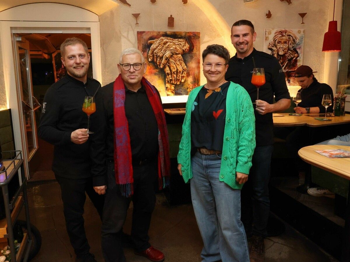 Barchef Robert Suvada, Kurator Erwin Buttazoni, Künstlerin Sonja Hagelkreuz und Gastgeber Lukas Buttazoni.⇒AME