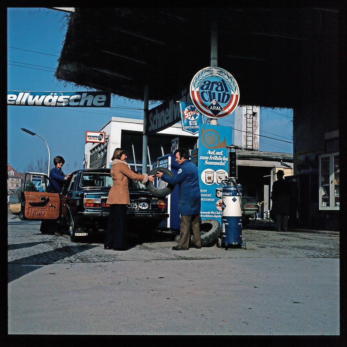 Bei der Aktion „Altreifenbeseitigung“ konnten Autobesitzer von November 1975 bis Mai 1976 diese kostenlos an Tankstellen oder KFZ-Werkstätten abgeben. Insgesamt konnten mehr als 290 Tonnen Altreifen gesammelt und recycelt werden.⇒Oskar Spang/Stadtarchiv Bregenz; Helmut Klapper, Sammlung Risch-Lau/Vorarlberger Landesbibliothek; Bregenzerwald Archiv, Sammlung Hiller