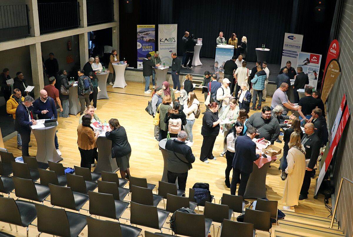 Bei der Jobbörse in Bludenz kam es zum regen Austausch zwischen Arbeitssuchenden und Unternehmen.⇒AMS Vorarlberg