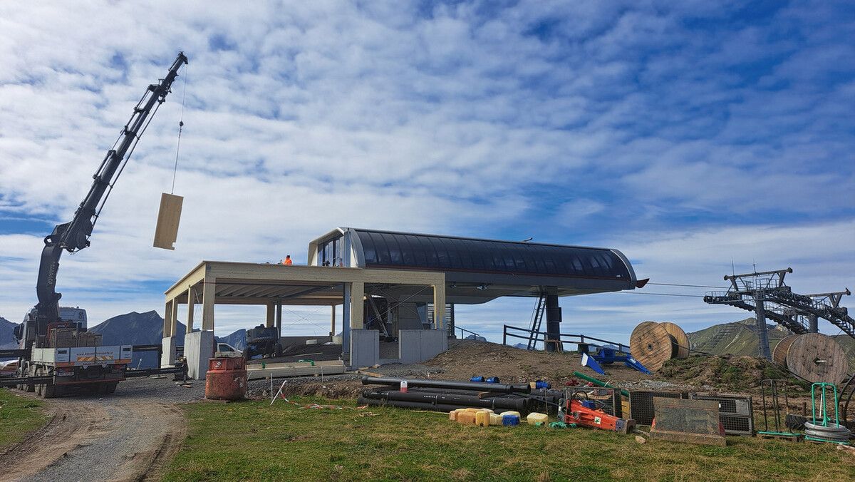 Bei der Salober-Bergstation wurde ein Windschutz errichtet. ⇒Lech Bergbahnen AG (2)