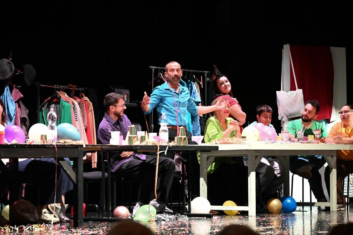 Bei Hirtensalat und Torte feierten die Schauspieler eine inszenierte Familienfeier.⇒bvs (3)