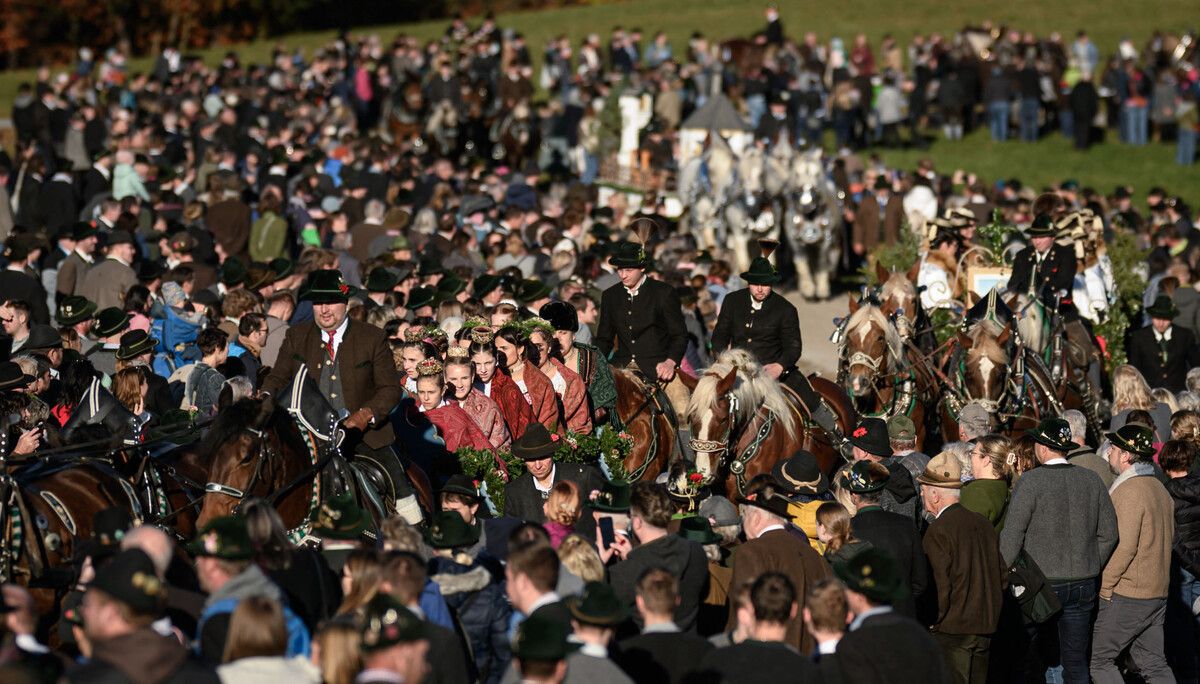 Bei strahlendem Sonnenschein fand am Donnerstag in Bad Tölz der traditionelle Leonardiritt zu Ehren des Heiligen Leonhard, dem Schutzpatron der Tiere, statt. AFP (4); dpa