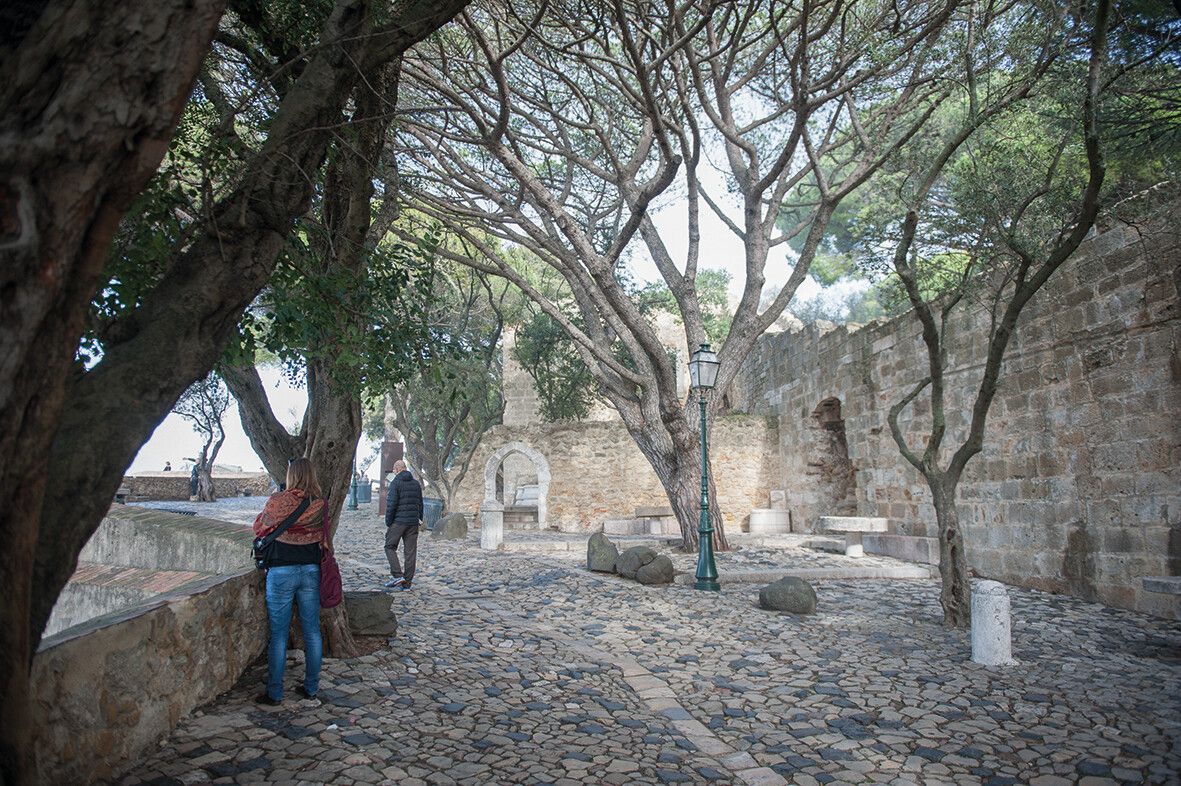 Beim Miradouro da Senhora do Monte findet man auch Abkühlung im Schatten.⇒Ber