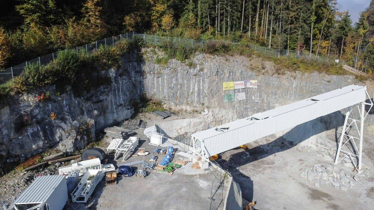 Beim zukünftigen Portal in der Felsenau stehen derzeit die Baumaschinen still. Lediglich an vorbereitenden Maßnahmen, wie an der Beförderungsanlage rechts im Bild, wird weitergearbeitet.⇒VN/Serra