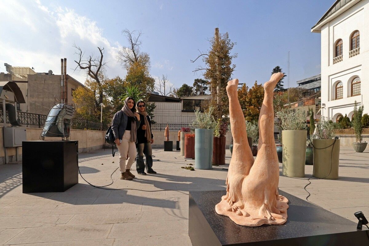 Besucher betrachten eine Skulptur vor dem Kinomuseum während der „Tehran Design Week“ – einem Festival für urbanes Design. AFP (5)