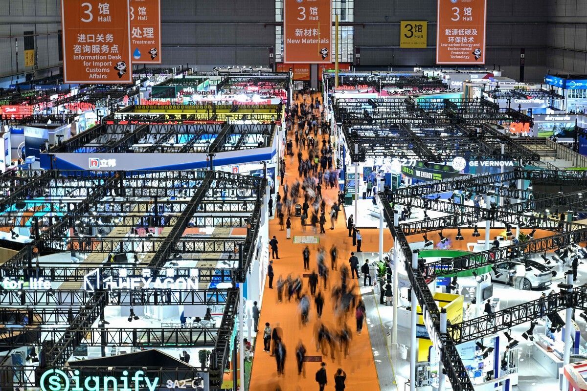 Besucher schlendern durch die riesige „China International Import Expo“ (CIIE) in der chinesischen Millionenmetropole Shanghai. afp (5)