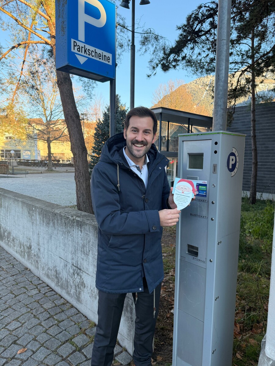 Bgm. Simon Tschann präsentiert die weihnachtliche Kennzeichnung. ⇒stadt