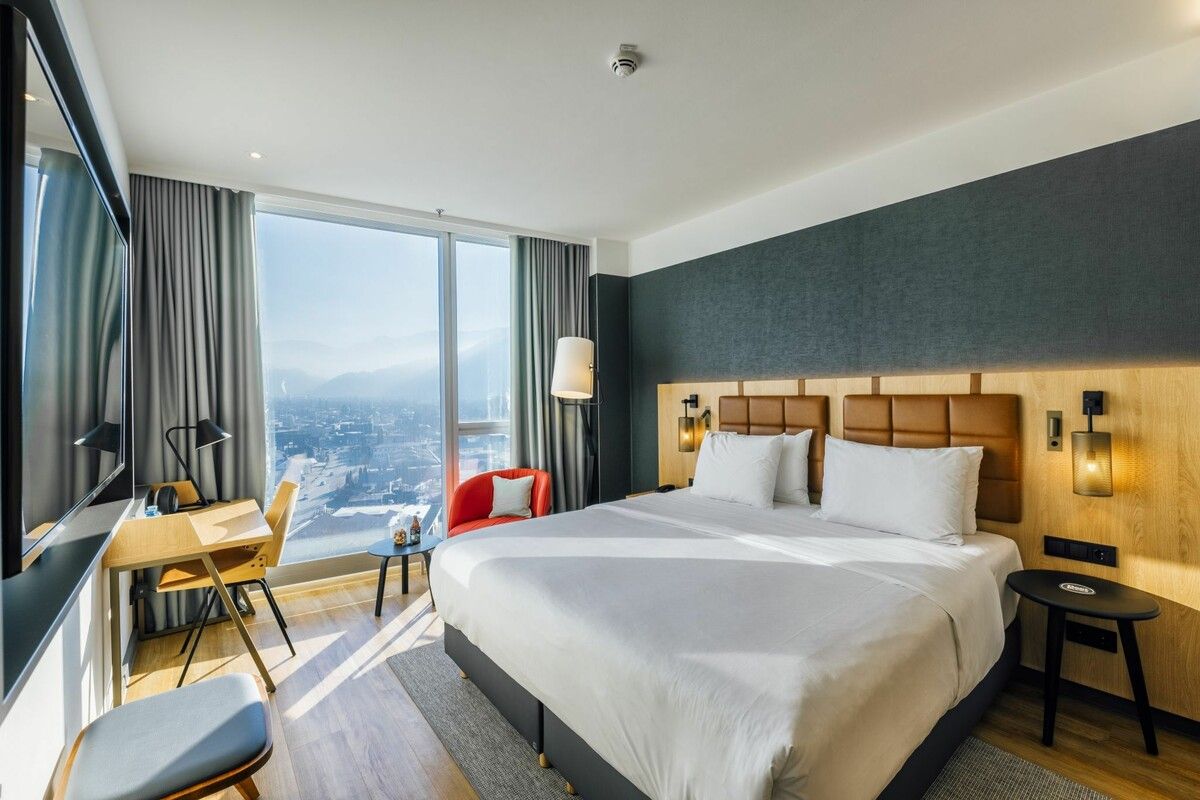 Blick in eines der Zimmer im Dornbirner Panoramahaus - auch der Blick aus dem Zimmer ist lohnend. ⇒FA