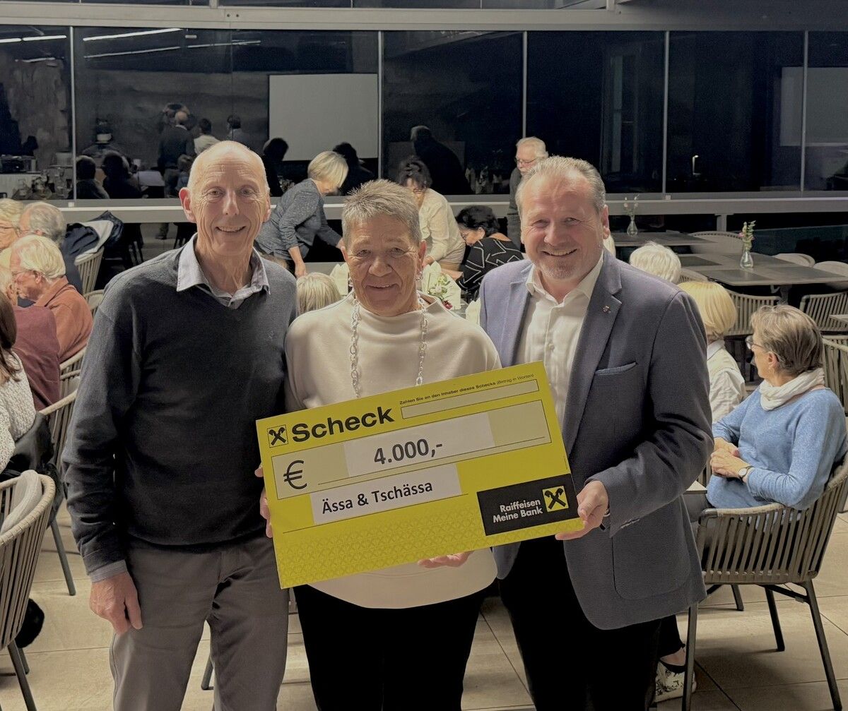 Bürgermeister Harald Witwer und Organisator Reinhold Schneider übergaben den Scheck an Doris Walter vom KPV Thüringen.