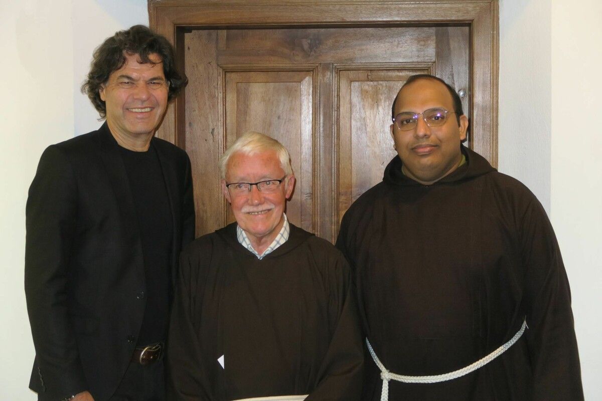 Bürgermeister Manfred Rädler, Karl Martin Gort und Dhil Konikkara. ⇒VN/TK