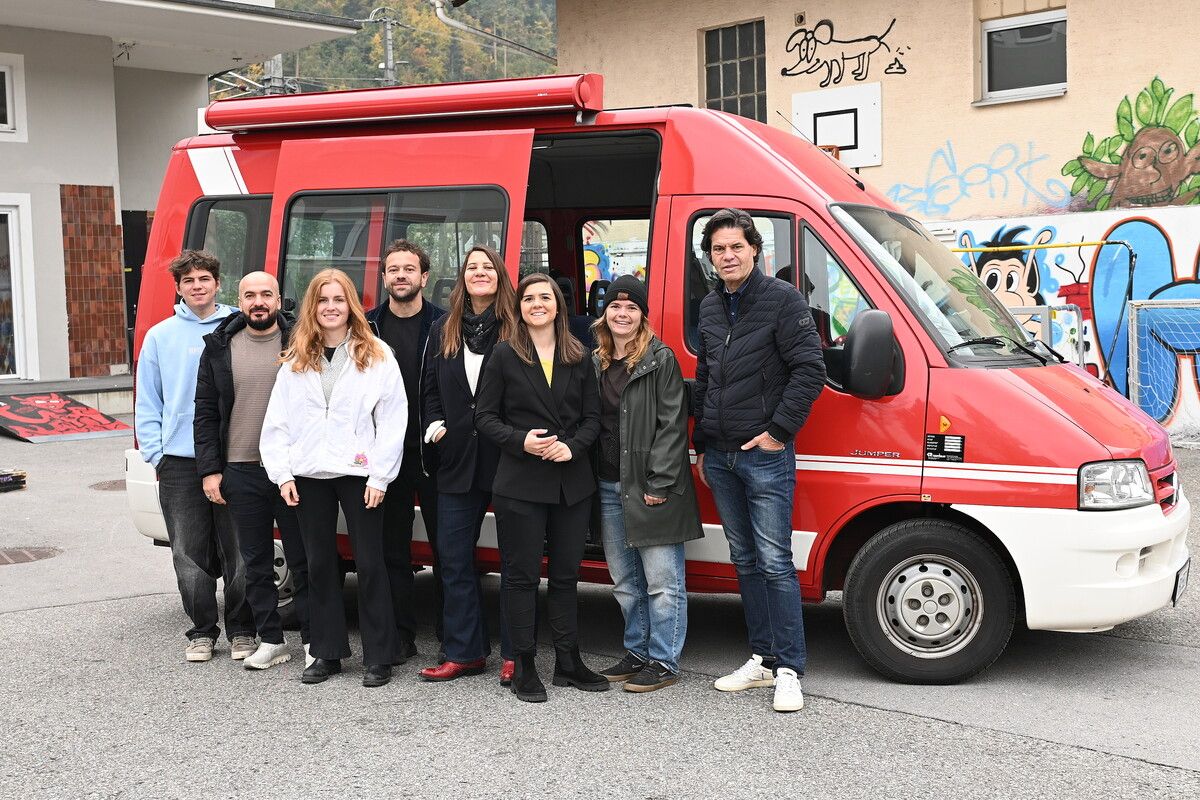 Bürgermeister Manfred Rädler, Stadträtin Fabienne Lackner und das Team der Offenen Jugendarbeit Feldkirch freuen sich über den neuen Bus. ⇒Stadt Feldkirch