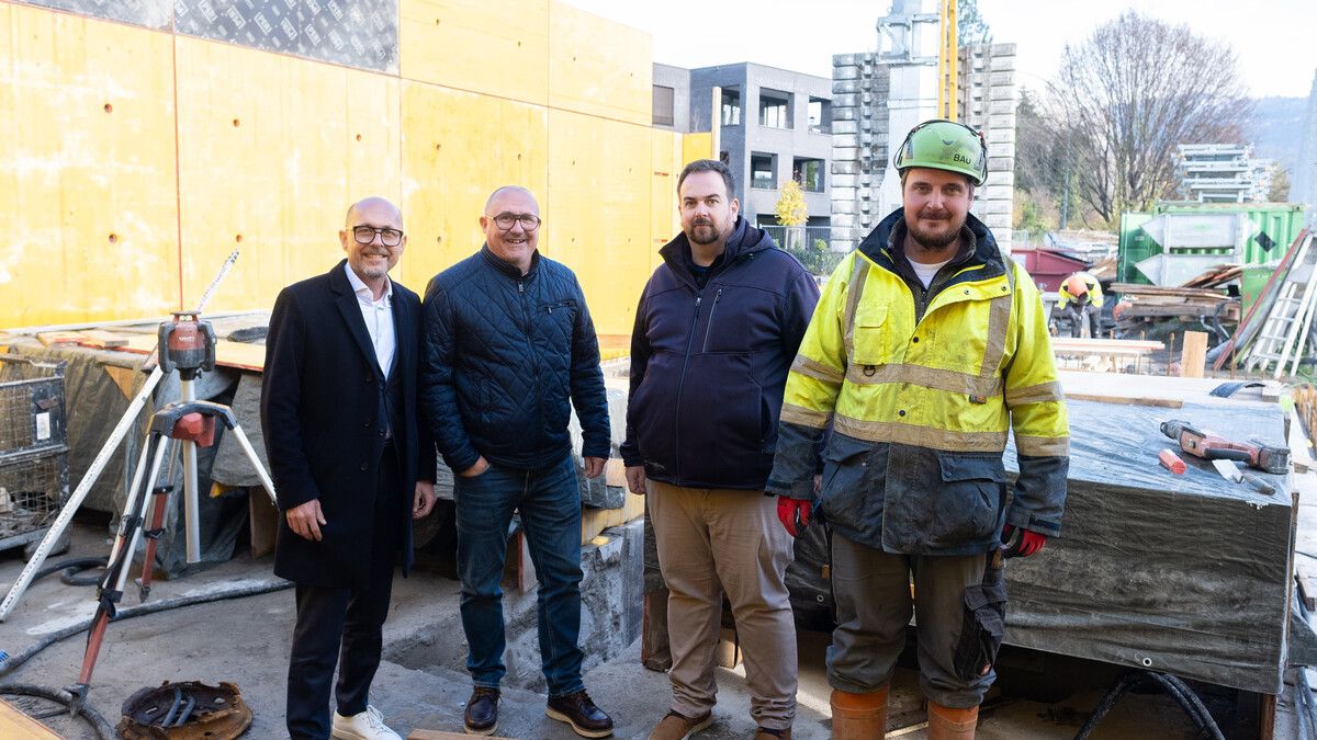 Bürgermeister Michael Ritsch (v.l.), Baustadtrat Robert Pockenauer, Stefan Carotta (Tiefbau/ARA) und Polier Stefan Wolf auf der Baustelle zum neuen Pumpwerk Neu Amerika.