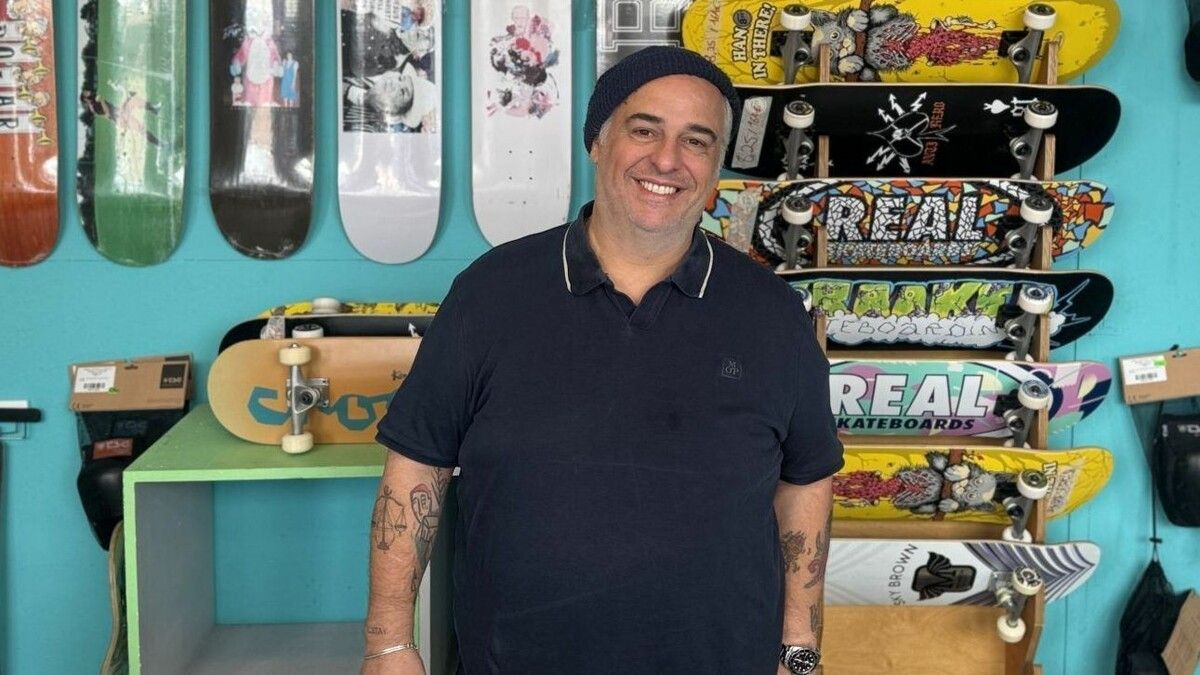 Carmelo Ozzimo (52) schätzt die junge, lebendige Atmosphäre in seinem Geschäft Pipeline in Bregenz.