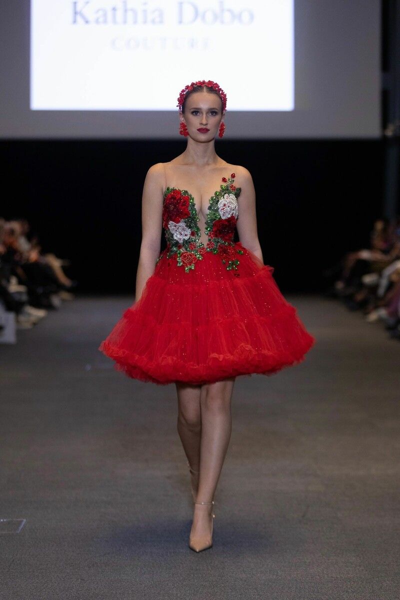 Chiara De Vries in einer Kreation von Designerin Kathia Dobo.⇒Joel Noboa