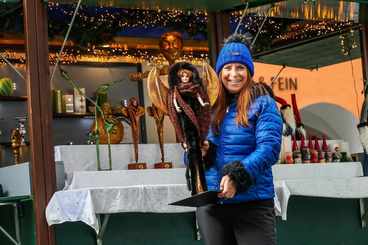 Christine Hron in ihrem Stand am Weihnachtsmarkt in Feldkirch. ⇒VN/Philipp Steurer (2)