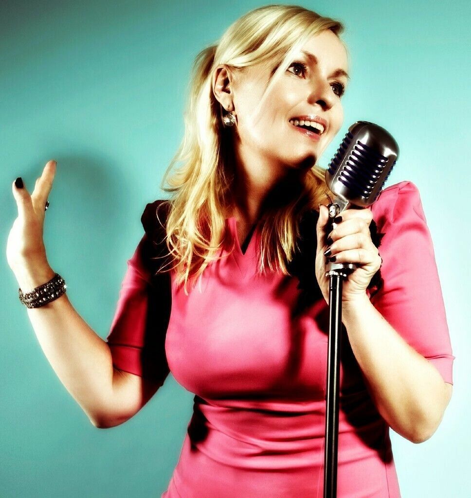 Christine Nachbauer bringt einen reichen Fundus an eigenen Texten und Kompositionen mit. ⇒Marcel A. Mayer