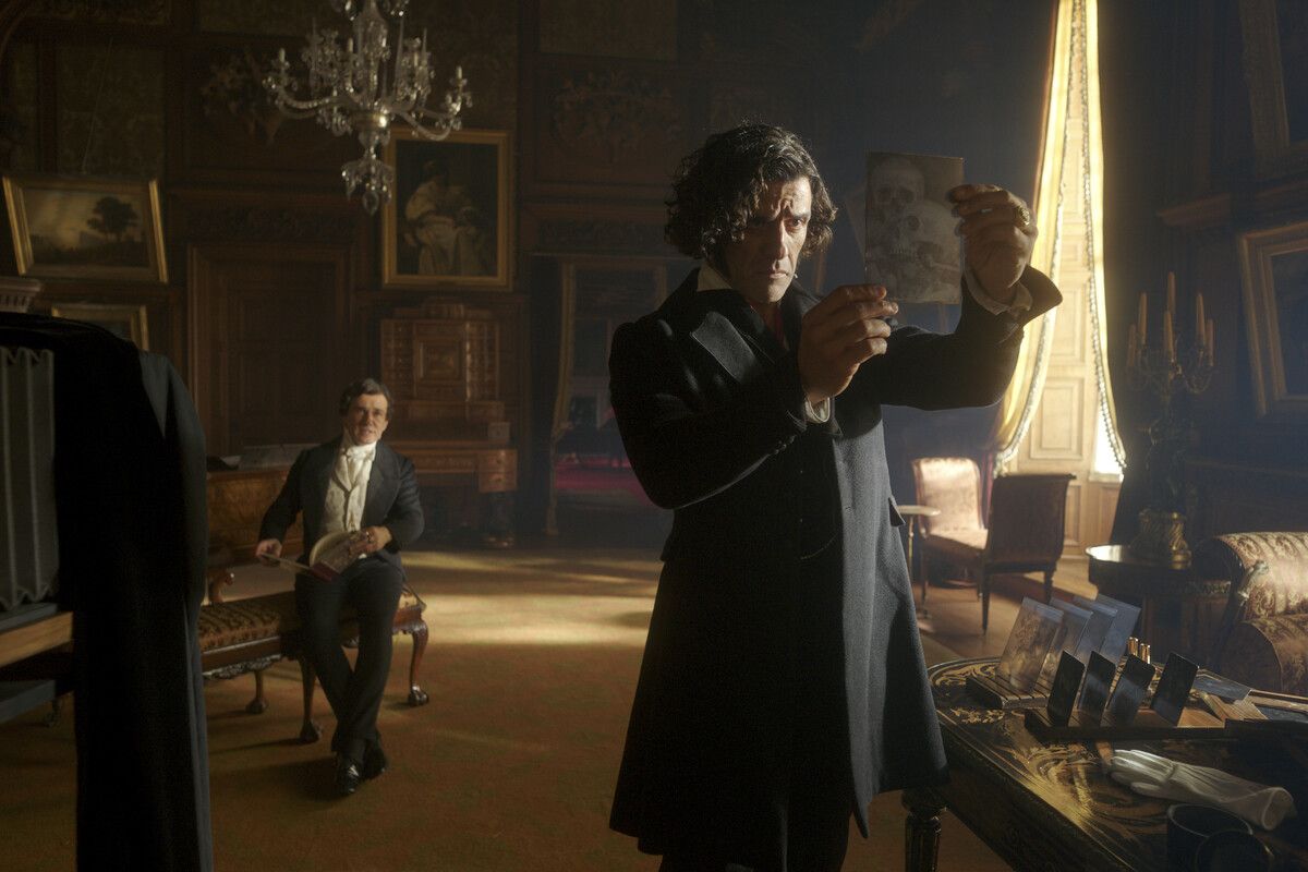 Christoph Waltz gibt den Vampirkiller und Oscar Isaac verkörpert den Forscher.⇒Netflix