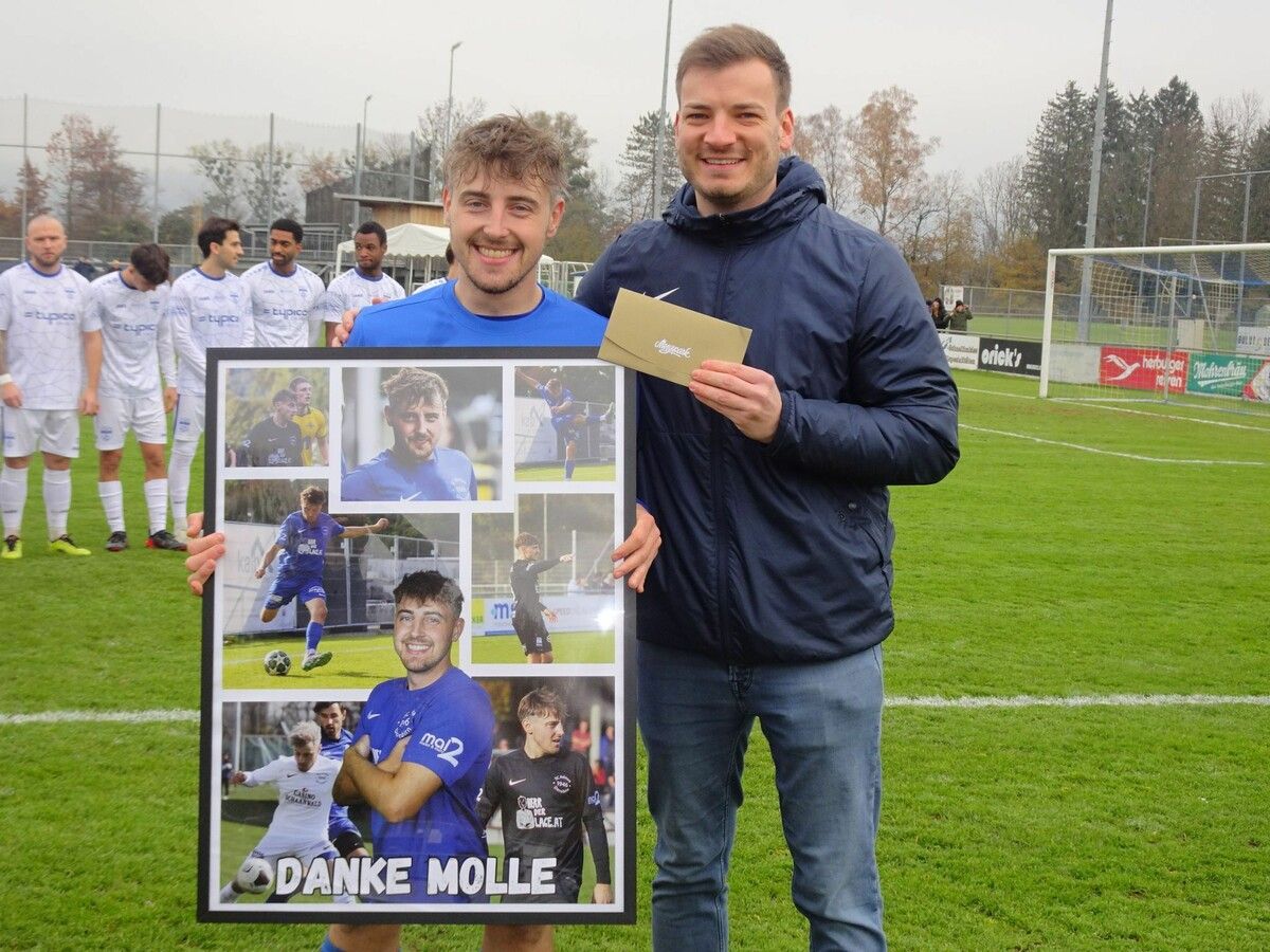 Daniel Böhler übergab im Namen des Vereins ein Dankeschön an Admira-Urgestein Laurin Moll, der seine Karriere verletzungsbedingt beenden muss. ⇒cth (3)