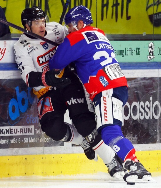 Daniel Woger (links) brachte die Pioneers mit dem späten Ausgleich in die Verlängerung. In dieser mussten sich die Feldkircher jedoch den Tirolern geschlagen geben.⇒Vn