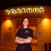 Sarah kocht(e) sich im Posthus zur Haube