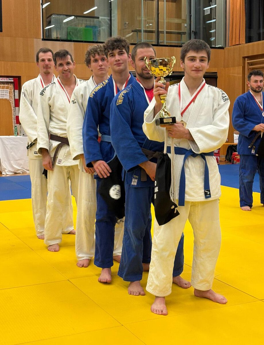 Das Dornbirner Meister-Sextett um Murat Abdulagatov (mit Pokal). ⇒Verein