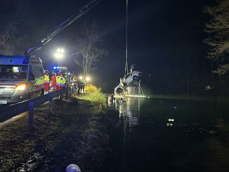 Das Fahrzeug wurde mittels Kran aus dem Wasser gehievt.⇒Ronald Vlach