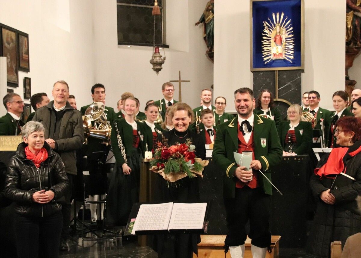 Das Gemeinschaftskonzert des Chores und des Musikvereins brachte Adventstimmung in die Basilika. ⇒NaM