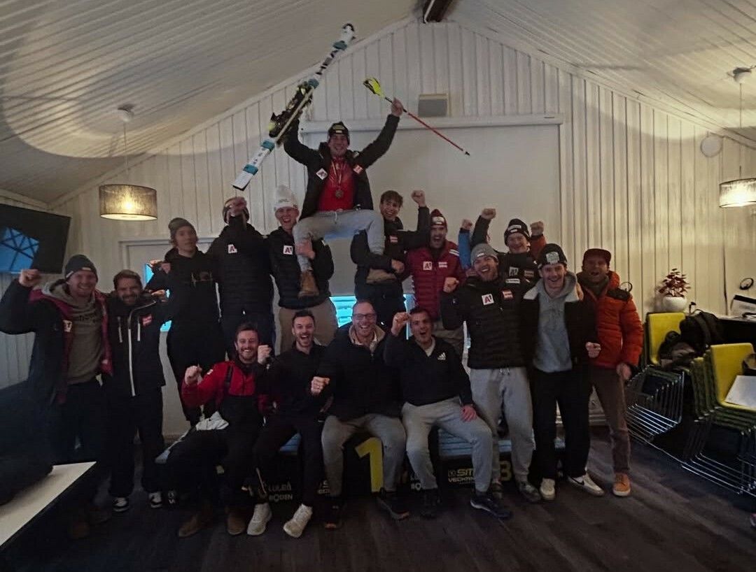 Das ÖSV-Team feiert den zweitplatzierten Jakob Greber.⇒VN