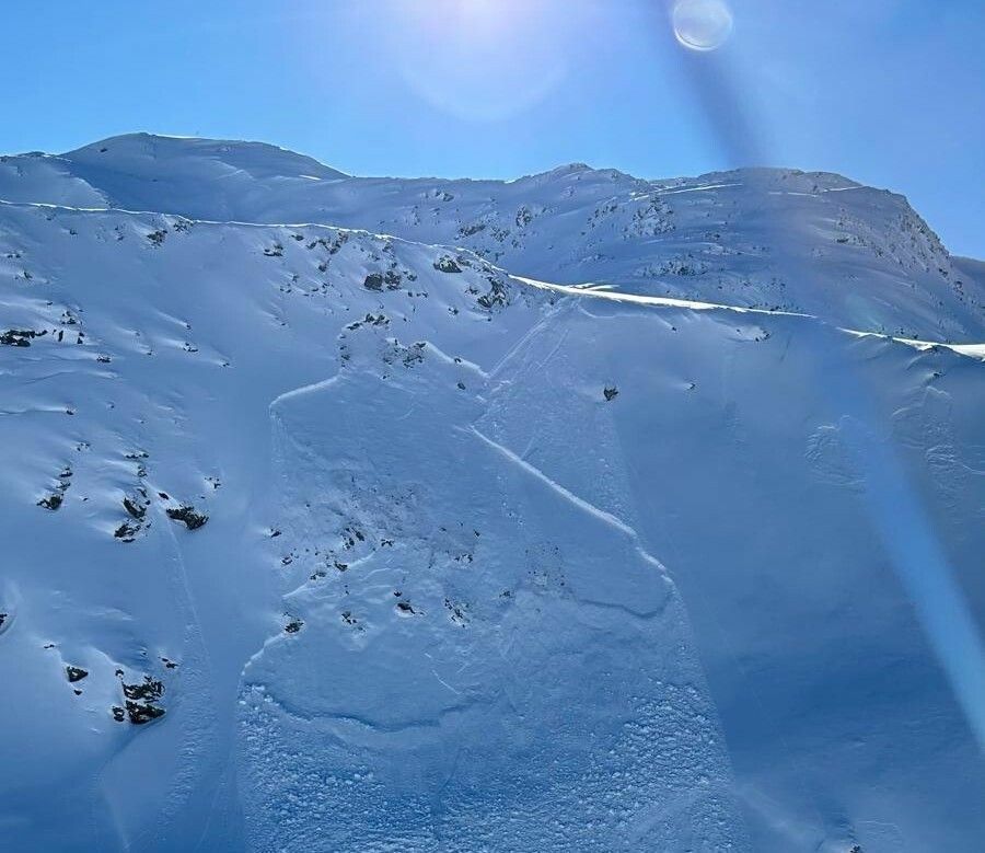Das Schneebrett löste sich im Bereich Albonagrat „Geißlager“. ⇒Polizei