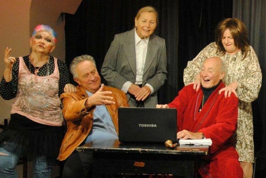 Das Seniorentheater beleuchtet das digitale „Älterwerden“ mit Humor. ⇒Saumarkt