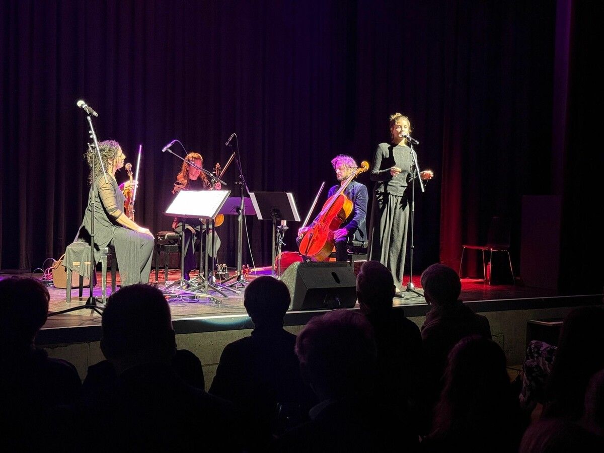 Das Streichtrio Tractatus und Poetry-Slamerin Lia Hartl beim experimentellen Dialog in der Remise Bludenz.⇒Stadt Bludenz