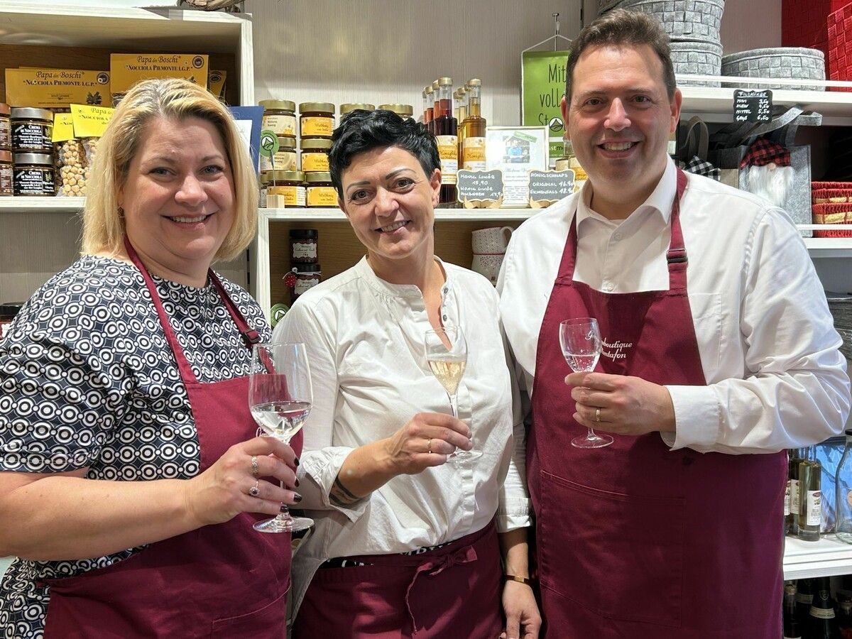 Das Team in der Genussboutique hatte am Freitag Nachmittag bei der Eröffnungsfeier alle Hände voll zu tun.⇒Lea Stemer (2)