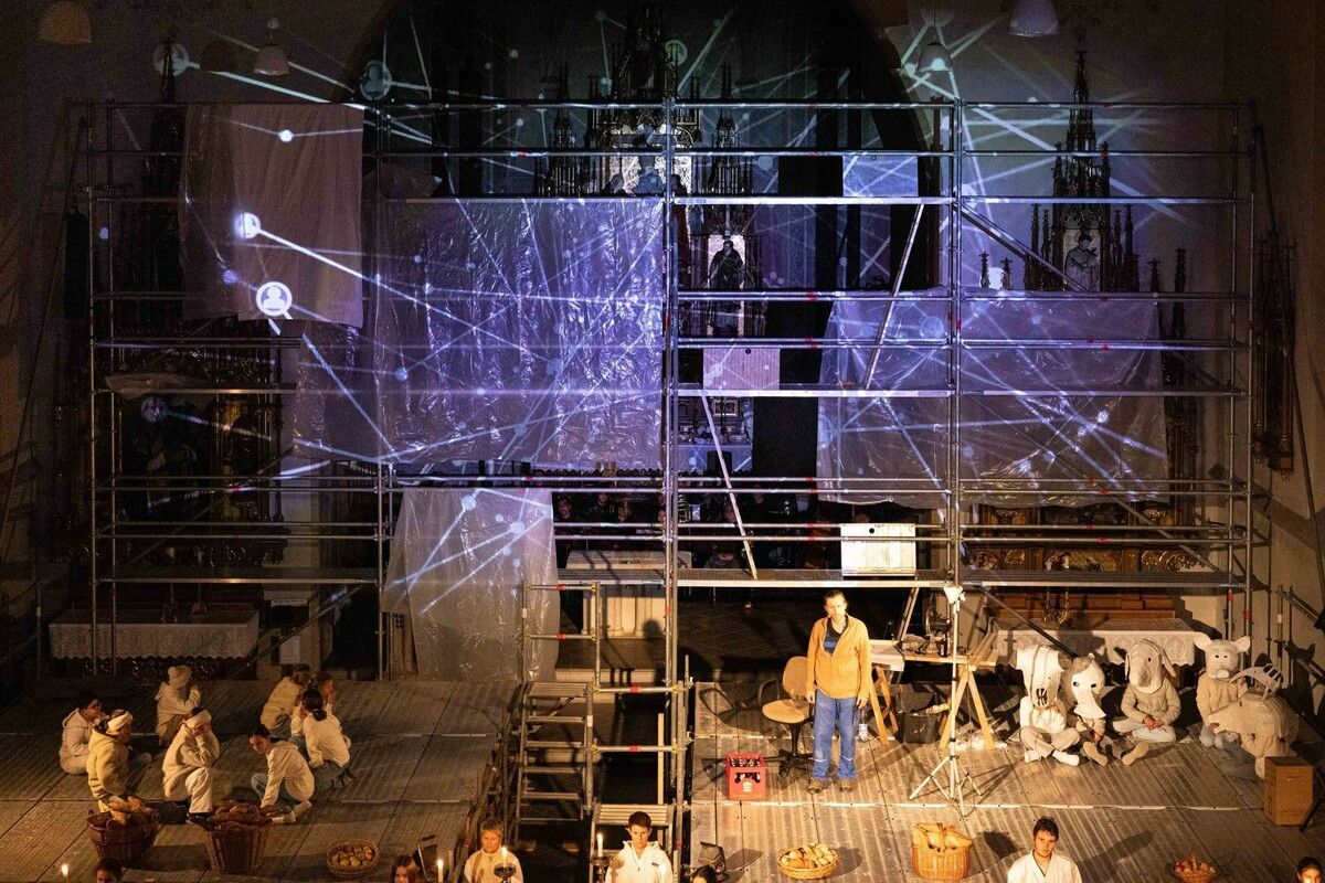 Das Theater Mutante „Planetarium – wir haben genug gesehen“ wurde in der Egger Pfarrkirche aufgeführt. ⇒Anna-Amanda Steurer