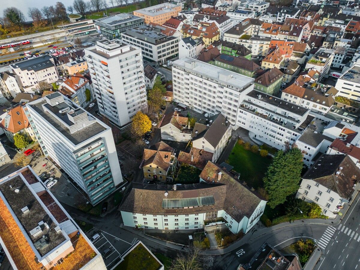Das Weiherviertel von oben. Vorne ist das Marienheim, dahinter sind die drei verfallenen Häuser zu sehen. ⇒VN/Steurer