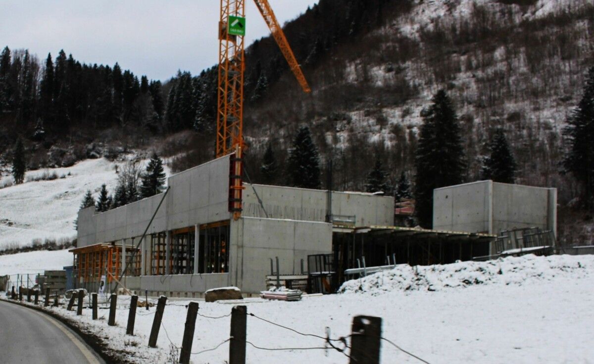 Dem Wintereinbruch zum Trotz wächst die Briganto-Halle auf dem Areal, das auch die Wälderhalle beherbergen sollte, zielstrebig in die Höhe. ⇒peter strauss